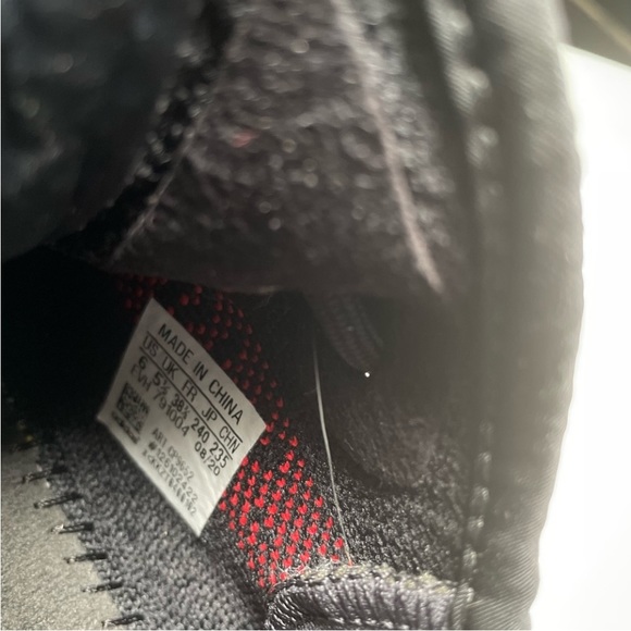 Yeezy size 6 black and ref insole is missing - Picture 5 of 9